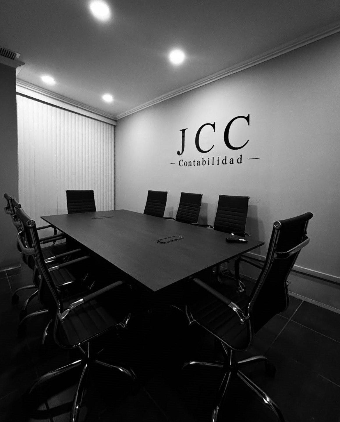 Equipo de JCC Contabilidad en reunión de trabajo
